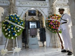 Como cada año, la urna donde reposan los supuestos restos de Cristóbal Colón se abrió para los asistentes. EFE / O. Barría