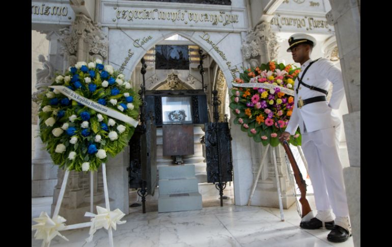 Como cada año, la urna donde reposan los supuestos restos de Cristóbal Colón se abrió para los asistentes. EFE / O. Barría