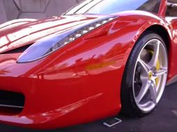 El sitio TechRax sometió al aparato al peso de un Ferrari 458 Italia, al ser aplastado por dos llantas del lujoso vehículo. YOUTUBE / TechRax