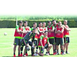 Algunos de los elementos de la Selección mexicana posan con mucha “actitud” en su primer día de entrenamientos en Toluca. AFP / R. Buendía