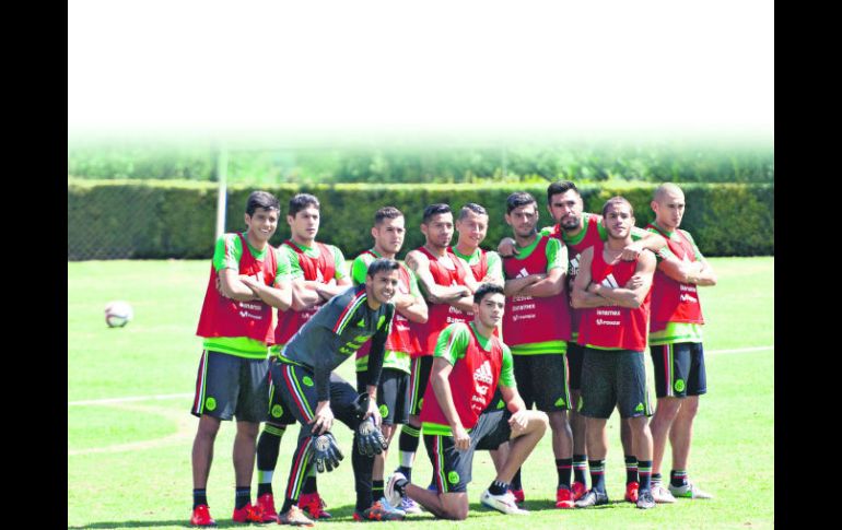 Algunos de los elementos de la Selección mexicana posan con mucha “actitud” en su primer día de entrenamientos en Toluca. AFP / R. Buendía