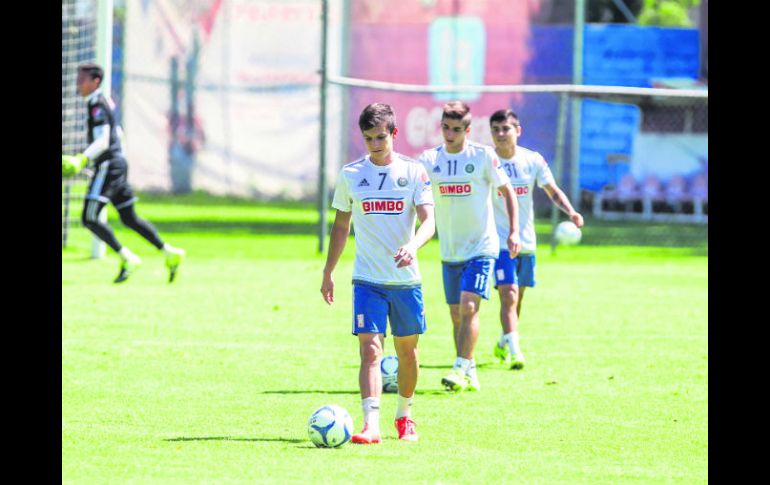 El delatero de las Chivas, Carlos Fierro (al frente), afirma que buscarán hacer valer su condición de local en el juego ante el Puebla. EL INFORMADOR / R. Tamayo