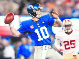 Eli Manning completó 41 de 54 pases y tres enmvíos de touchdown durante el juego del domingo entre los Giants y los 49ers. AFP /