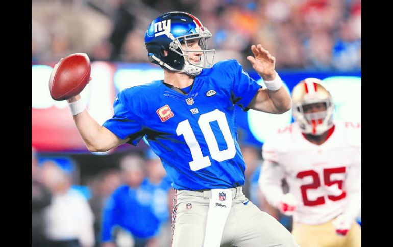 Eli Manning completó 41 de 54 pases y tres enmvíos de touchdown durante el juego del domingo entre los Giants y los 49ers. AFP /