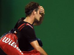 Roger Federer parecía tener el juego en sus manos pero en el tercer set lo sorprendieron. AFP / G. Baker