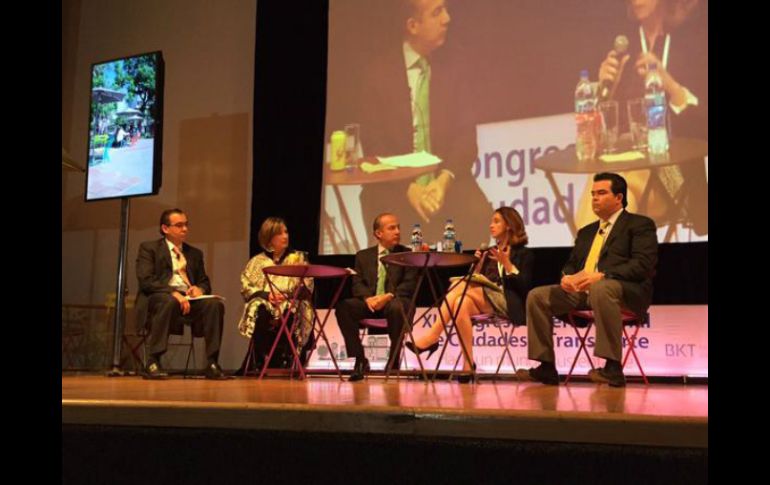 Felipe Calderón (centro), durante su participación en el XI Congreso Internacional de Ciudades y Transporte. TWITTER / @TCPMexico