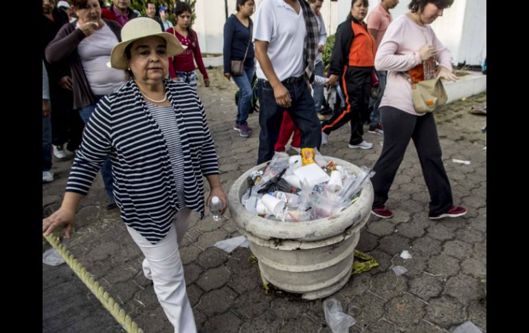 Popotes, bolsas de plástico, botes y cáscaras de limón y naranja son algunos de los residuos que había tirados en la calle. EL INFORMADOR / R. Tamayo