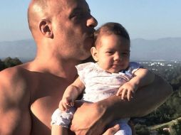 A través de redes sociales comparió una fotografía junto a su pequeña hija en donde se aprecia un poco de barriga. FACEBOOK / VinDiesel