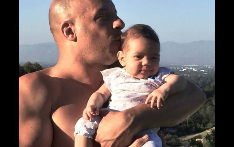 A través de redes sociales comparió una fotografía junto a su pequeña hija en donde se aprecia un poco de barriga. FACEBOOK / VinDiesel