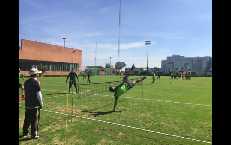 La selección se ha encargado de mostrar imágenes durante el entrenamiento con la ‘magia’ de Oribe Peralta. TWITTER / @miselecciónmx