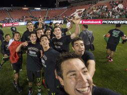 Los muchachos de la Sub-22 celebraron el titulo obtenido en el Preolímpico en tierras estadounidenses. ESPECIAL /