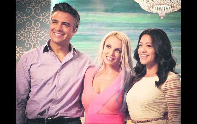 De izquierda a derecha Jaime Camil, Britney Spears y Gina Rodríguez. INSTAGRAM /