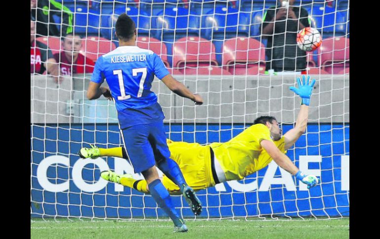 Jerome Kiesewetter rubricó el partido al convertir el penal. La victoria mantiene las esperanzas de llegar a Río 2016. AP /