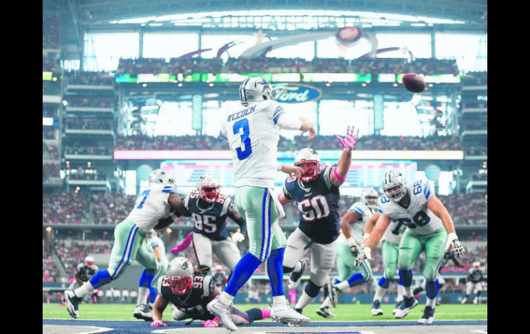 El quarterback de Dallas (#3) ante la presión de los 'Pats' de Nueva Inglaterra en el juego del pasado domingo. AFP / C. Petersen