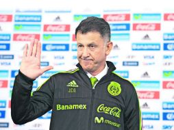 Juan Carlos Osorio saluda a la prensa durante su presentación oficial como director técnico de la Selección mexicana. MEXSPORT / J. Ramírez