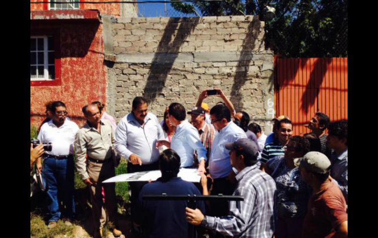 Pablo Lemus acudió a la colonia para supervisar el inicio de las obras. TWITTER / @PabloLemusN