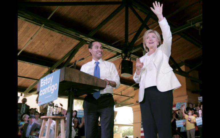 Durante su participación en la Cámara de Comercio Hispana en San Antonio, Clinton apuesta por abrir más puertas a empresas latinas. AFP / E. Schlegel