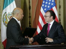 En el acto realizado en Palacio Nacional, el secretario Jeh Johnson destaca las modificaciones a la Ley Aduanera y Ley de Armas. EFE / J. Méndez