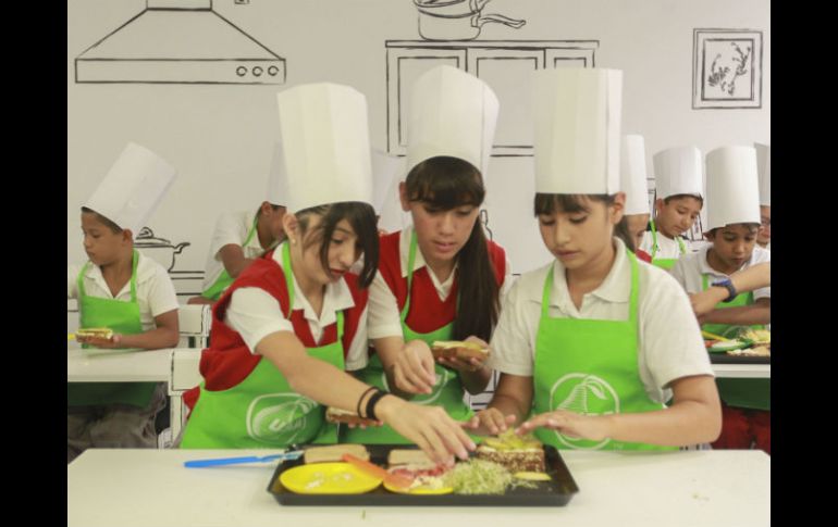 A la mayoría de los niños les gustó el sándwich que prepararon en el Laboratorio Gastronómico. EL INFORMADOR / F. Atilano