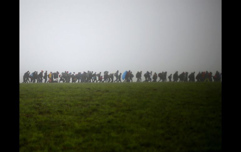 Según medios, el grupo de inmigrantes no obedeció la orden de los oficiales de detenerse y regresarse. AP / M. Schrader