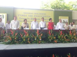 Imagen de la ceremonia de la toma de protesta del alcalde de Armeria. TWITTER / @gobiernocolima