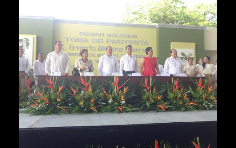 Imagen de la ceremonia de la toma de protesta del alcalde de Armeria. TWITTER / @gobiernocolima