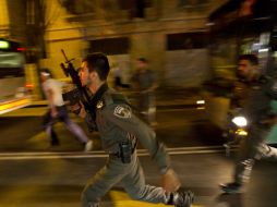 Las fuerzas israelíes fueron desplegadas masivamente en Jerusalén este jueves; los judíos se arman con lo que encuentran. AP / ARCHIVO