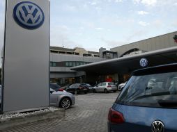 En China, la marca Volkswagen vende hasta septiembre un 7.4 por ciento menos que en el mismo periodo de 2014. AP / ARCHIVO