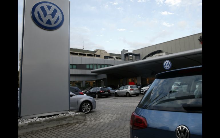 En China, la marca Volkswagen vende hasta septiembre un 7.4 por ciento menos que en el mismo periodo de 2014. AP / ARCHIVO