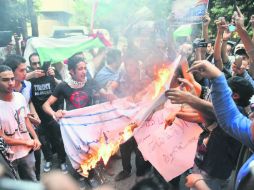 Manifestantes queman imitación de bandera israelí en apoyo a palestinos frente a la embajada en El Cairo. EFE /