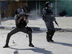 Los palestinos hieren levemente a policías israelíes y éstos responden la agresión a tiros. EFE / A. Badarneh