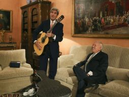 García-Margallo regaló a Kerry una guitarra española, aunque no quiso cantar. EFE / Ballesteros