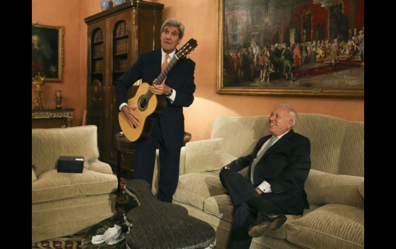 García-Margallo regaló a Kerry una guitarra española, aunque no quiso cantar. EFE / Ballesteros