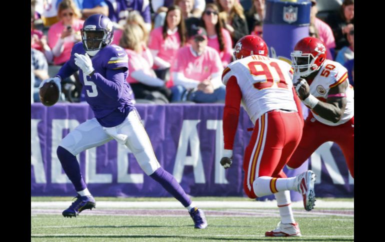 La defensiva de Minnesota y el wide receiver novato Stefon Diggs sacaron de apuros a un errático Teddy Bridgewater (foto). AP / A. Heisenfelt