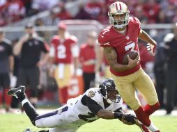 Colin Kaepernick (foto) completó un pase de 76 yardas a Torrey Smith. EFE / J. Mabanglo