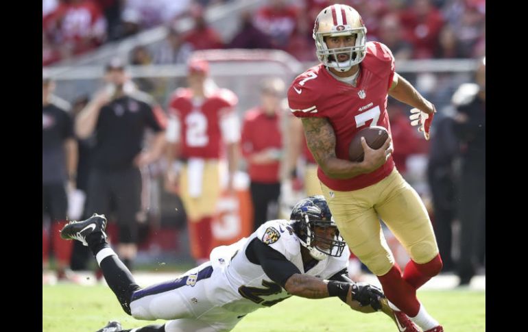 Colin Kaepernick (foto) completó un pase de 76 yardas a Torrey Smith. EFE / J. Mabanglo