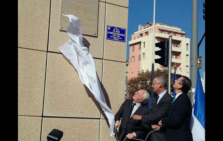 Funcionarios de México y Francia develan la placa con el nombre de la plaza, en Marsella. NTX /