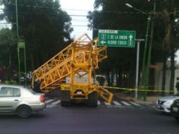 La estructura había caído de la plataforma de un tracto camión. TWITTER / @OVIALCDMX