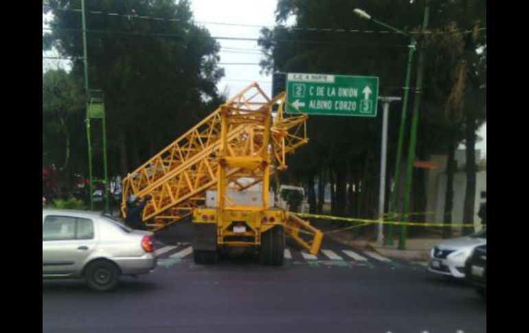 La estructura había caído de la plataforma de un tracto camión. TWITTER / @OVIALCDMX