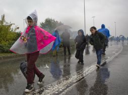 La intensa lluvia no detuvo el viaje de cientos de personas. AP / D. Bandic