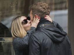 Además de ser vistos en pleno beso, el cantante y Wallis también fueron captados muy sonrientes paseando por Le Marais. TWITTER / @Usweekly