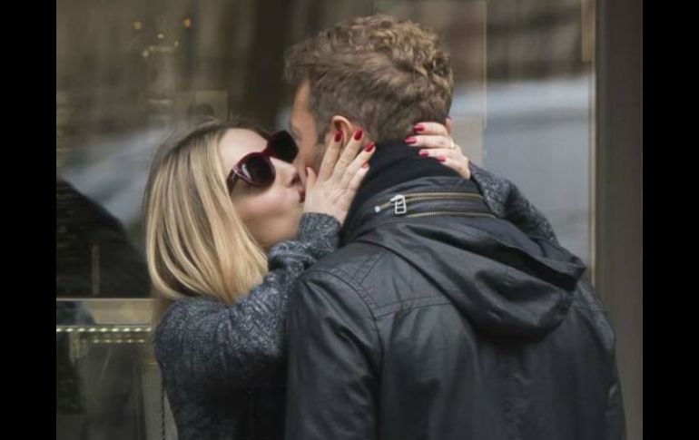 Además de ser vistos en pleno beso, el cantante y Wallis también fueron captados muy sonrientes paseando por Le Marais. TWITTER / @Usweekly