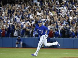 Troy Tulowitzki recorre las bases tras su jonrón en la tercera entrada que propulsó dos carreras más. AP / N. Denette