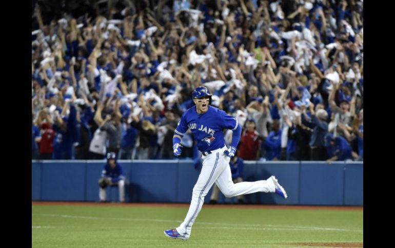 Troy Tulowitzki recorre las bases tras su jonrón en la tercera entrada que propulsó dos carreras más. AP / N. Denette