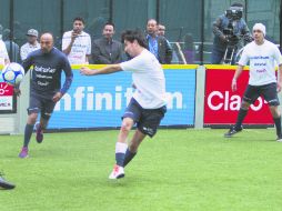 Sergio Pérez cambió el volante por el balón para disputar una “cascarita” de futbol. En la imagen disputa una bola ante Óscar Pérez. NTX / N. Tavira