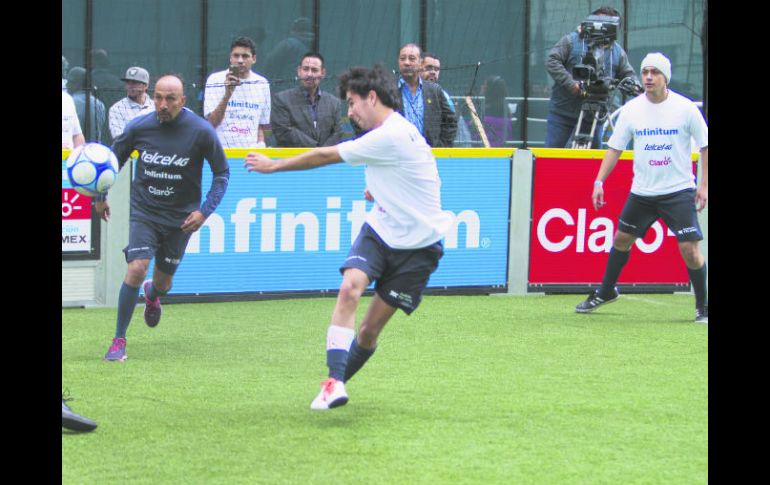 Sergio Pérez cambió el volante por el balón para disputar una “cascarita” de futbol. En la imagen disputa una bola ante Óscar Pérez. NTX / N. Tavira