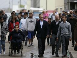 El candidato Mauricio Macri visita el barrio Los Piletones, en Buenos Aires. AP / J. Sáenz