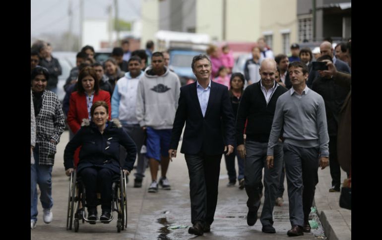 El candidato Mauricio Macri visita el barrio Los Piletones, en Buenos Aires. AP / J. Sáenz