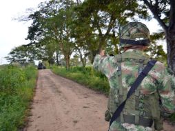 Un soldado vigila los alrededores del pueblo Tame, en el Departamento de Arauca. AFP / ARCHIVO