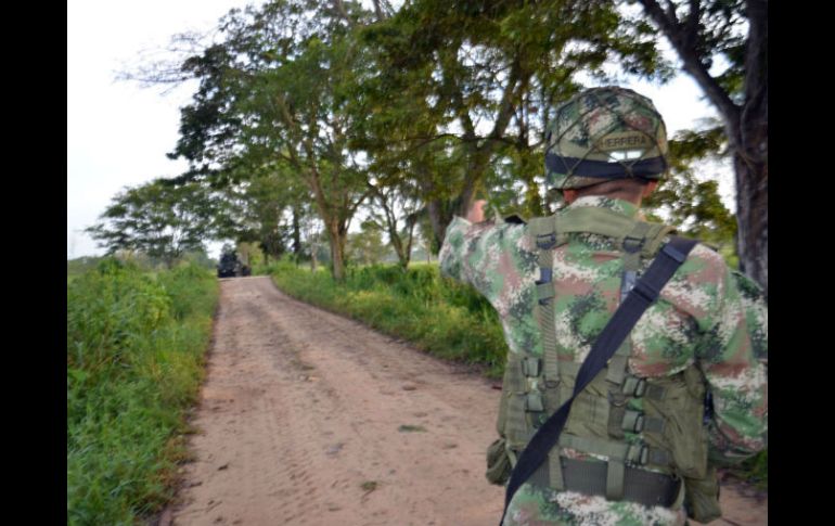 Un soldado vigila los alrededores del pueblo Tame, en el Departamento de Arauca. AFP / ARCHIVO